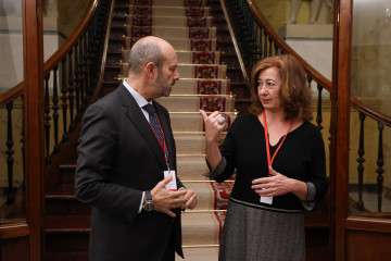 Archivo - El presidente del Senado, Pedro Rollán, y la presidenta del Congreso, Francina Armengol, conversan en el pasillo de la Cámara Baja