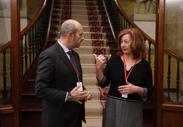 Archivo - El presidente del Senado, Pedro Rollán, y la presidenta del Congreso, Francina Armengol, conversan en el pasillo de la Cámara Baja