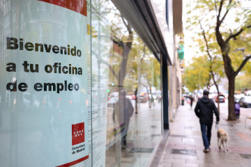Archivo - Fachada de una oficina de empleo
