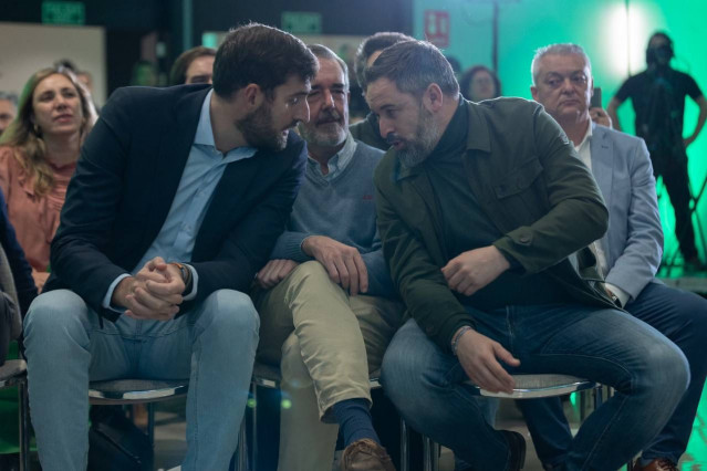 Archivo - El presidente provincial de VOX, José Ángel Antelo, junto a Santiago Abascal en Galicia.
