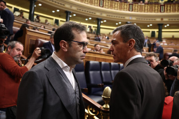El presidente del Gobierno, Pedro Sánchez (d), y el ministro de Economía y Comercio, Carlos Cuerpo (i).