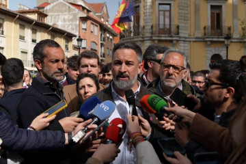 El presidente de Vox, Santiago Abascal, ha ofrecido declaraciones a los medios de comunicación en un acto en La Bañeza (León).