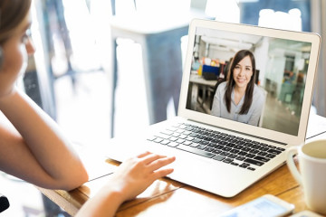 Archivo - Mujer teletrabajando.