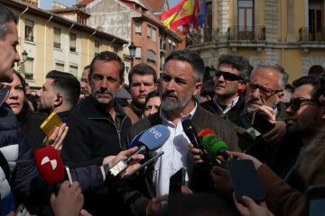 El presidente de Vox, Santiago Abascal, en un encuentro con los medios de comunicación en La Bañeza (León), durante una jornada en la que acompaña al candidato de Vox a la Presidencia de la Junta,