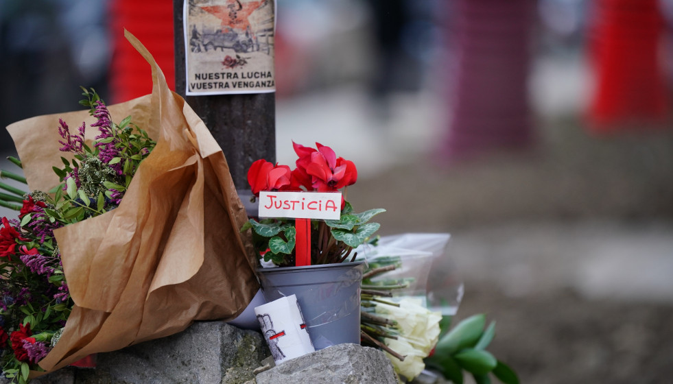 Ofrenda floral en el monolito que recuerda la matanza del 3 de marzo de 1976 en Vitoria-Gasteiz.