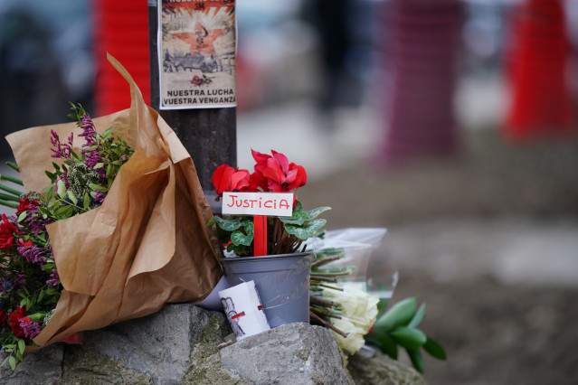 Ofrenda floral en el monolito que recuerda la matanza del 3 de marzo de 1976 en Vitoria-Gasteiz.