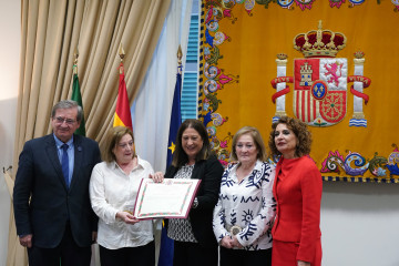 Archivo - La vicepresidenta del Gobierno, María Jesús Montero, y el secretario de Estado de Memoria Democrática, Fernando Martínez, junto a Dolores, Francisca y Purificación, las hermanas de Manu