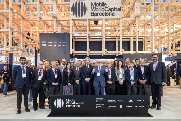 Foto de familia de la visita de Foment al MWC.