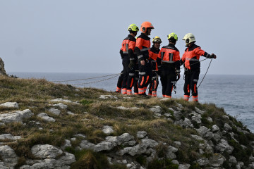 Equipos de rescate trabajan en el lugar de los hechos, a 3 de marzo de 2026, en Santander, Cantabria (España).