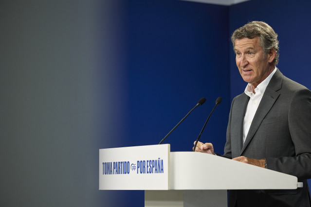 Archivo - El presidente del PP, Alberto Núñez Feijóo, durante una rueda de prensa.