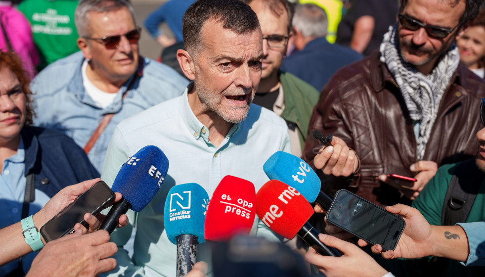 El coordinador federal de Izquierda Unida, Antonio Maíllo atiende a los medios antes del comienzo de  la manifestación de la izquierda por el 28F.