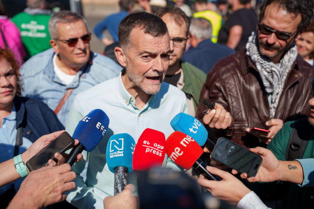 El coordinador federal de Izquierda Unida, Antonio Maíllo atiende a los medios antes del comienzo de  la manifestación de la izquierda por el 28F.