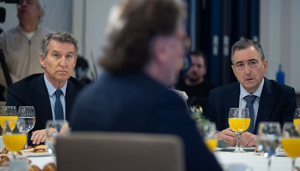 El presidente del PP, Alberto Núñez Feijóo, y el presidente del EBB del PNV, Aitor Esteban, en el encuentro Forum Europa Tribuna Euskadi en Bilbao.