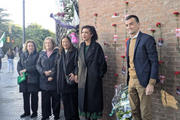 Archivo - El coordinador federal de IU, Antonio Maíllo, junto a las hermanas de Manuel José García Caparrós