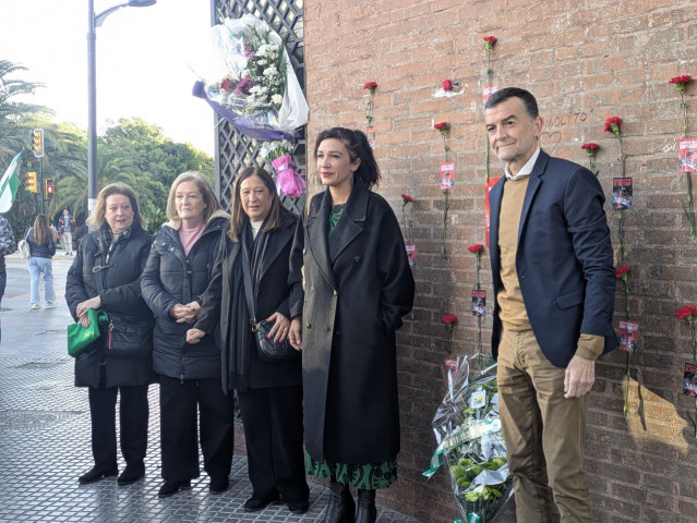 Archivo - El coordinador federal de IU, Antonio Maíllo, junto a las hermanas de Manuel José García Caparrós