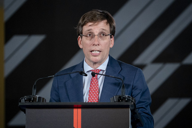 El alcalde de Madrid, José Luis Martínez-Almeida, interviene durante el acto de presentación del trofeo al ganador del Gran Premio de España de Fórmula 1, a 26 de febrero de 2026, en Madrid (España). El Gran Premio de Fórmula 1 se celebrará en el circuito