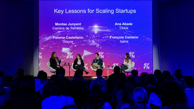 Paloma Castellano (Wayra), Montse Junyent (Cambra de Terrassa), François Centeno (Iqana) y Ana Abade (TikTok) durante la mesa redonda