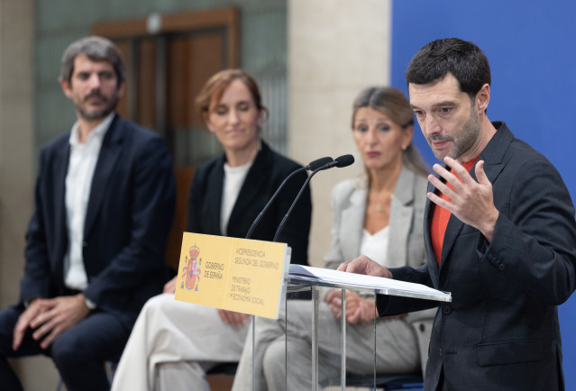 Archivo - (I-D) El ministro de Cultura, Ernest Urtasun; la ministra de Sanidad, Mónica García; la vicepresidenta segunda y mnistra de Trabajo y Economía Social, Yolanda Díaz, y el ministro de Derechos Sociales, Consumo y Agenda 2030, Pablo Bustinduy, dura