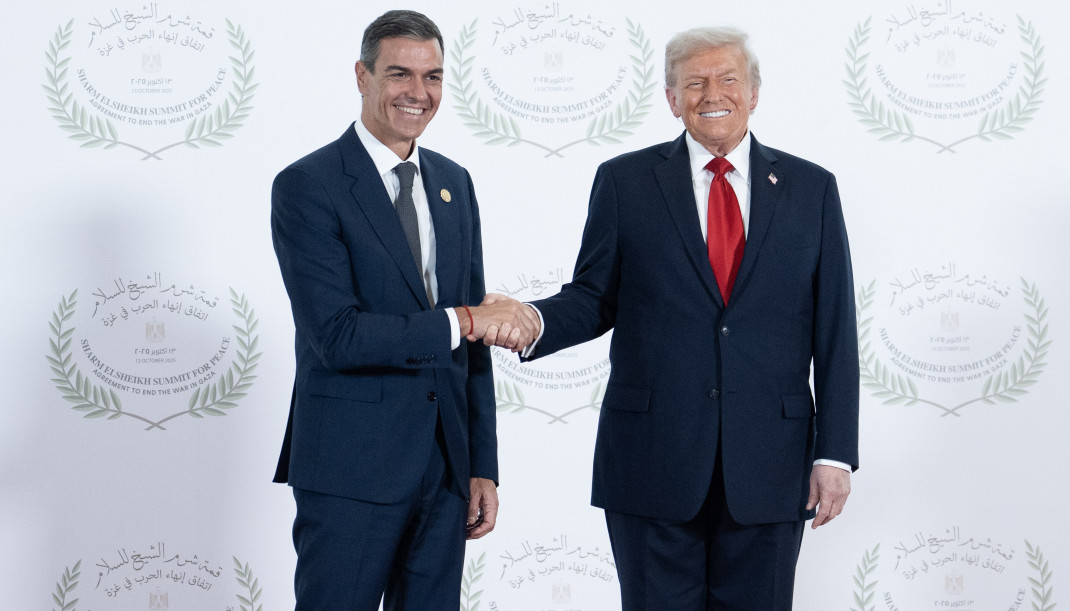 Archivo - El presidente del Gobierno, Pedro Sánchez (i) saluda al presidente de Estados Unidos, Donald Trump (d), antes de la ceremonia de firma del plan de paz para Oriente Próximo, a 13 de octubre