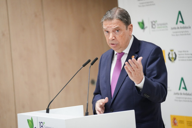 El ministro de Agricultura, Pesca y Alimentación, Luis Planas, atiende a los medios antes de intervenir en la inauguración del 18º Symposium Sanidad Vegetal, que tiene lugar en Sevilla. A 4 de marzo de 2026 en Sevilla (Andalucía, España).