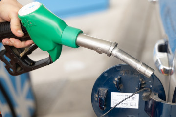 Repostaje en una gasolinera, a 3 de marzo de 2026, en Madrid (España). La guerra en Irán ha elevado con fuerza el precio del petróleo, con el Brent acercándose a los 80 dólares por barril ante el