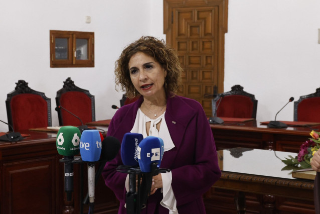 La vicepresidenta primera del Gobierno, María Jesús Montero, atiende a los medios en Montoro (Córdoba).