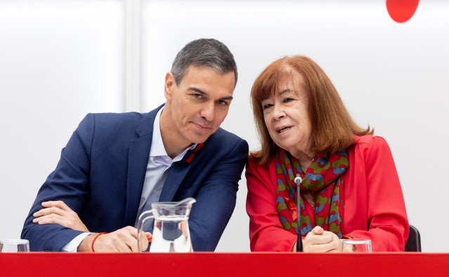 Archivo - El presidente del Gobierno de España y secretario general del PSOE, Pedro Sánchez, y la presidenta del PSOE, Cristina Narbona, en una imagen de archivo