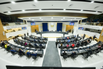 El Salvador elimina restricciones de propiedad extranjera en bancos para atraer inversión.