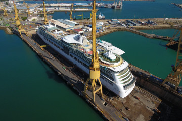 Archivo - El crucero 'Jewel of the Seas' en los astilleros de Navantia Cádiz