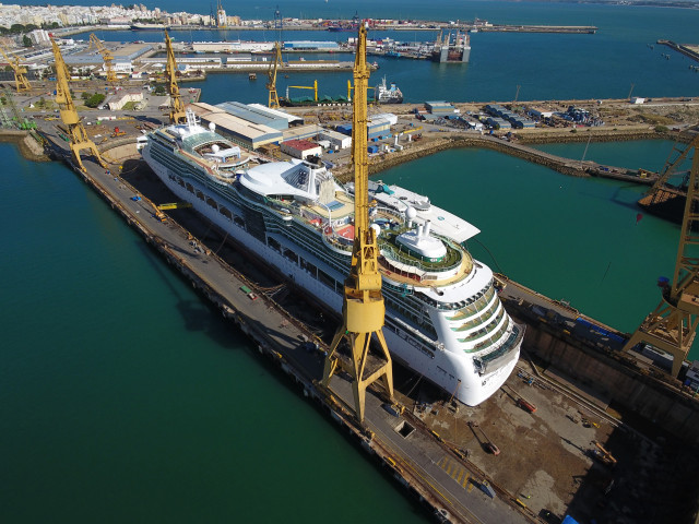 Archivo - El crucero 'Jewel of the Seas' en los astilleros de Navantia Cádiz