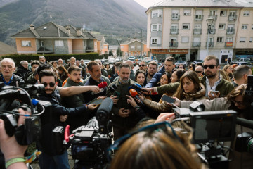 Santiago Abascal atiende a los medios en Villablino (León).