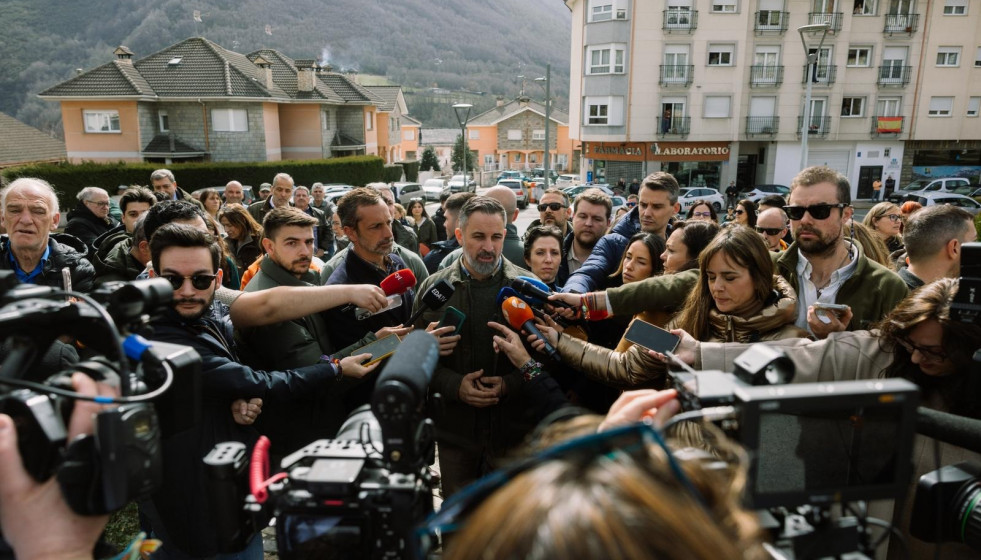 Santiago Abascal atiende a los medios en Villablino (León).