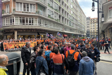 Concentracion de parte de la plantilla de Tubos Reunidos frente a la sede de la empresa en Bilbao
