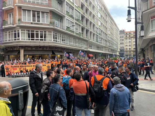 Concentracion de parte de la plantilla de Tubos Reunidos frente a la sede de la empresa en Bilbao