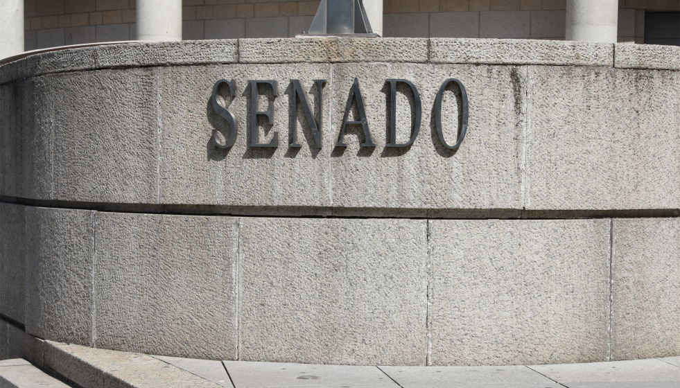 Archivo - Planca en la que se lee 'Senado' en la fachada exterior del edificio del Senado en Madrid.