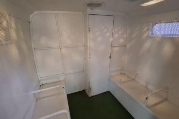 Interior de un vehículo de traslado de presos de la Guardia Civil