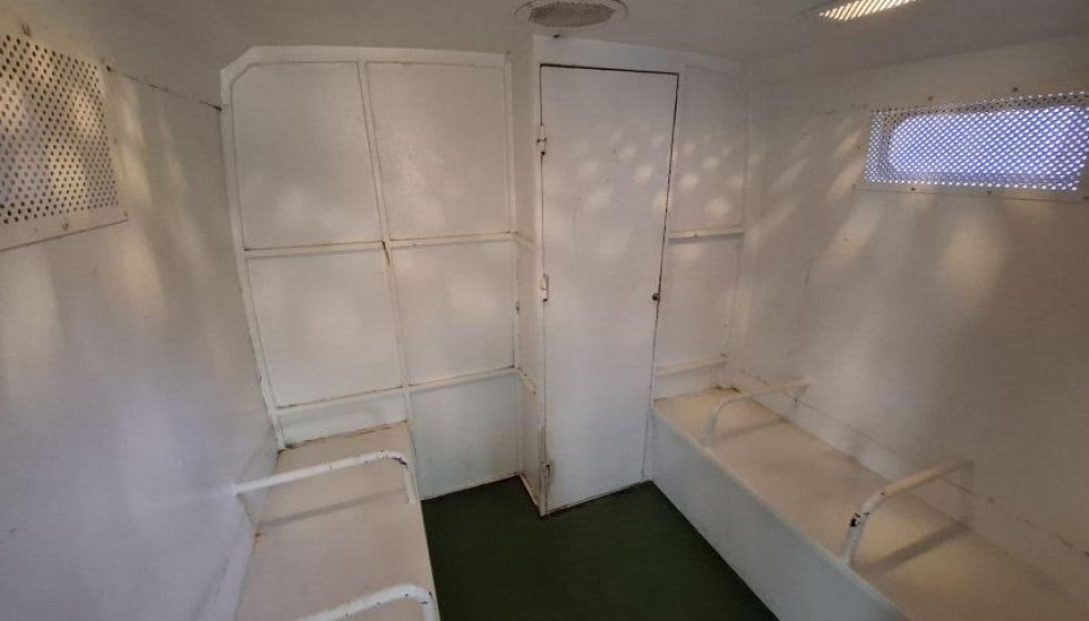 Interior de un vehículo de traslado de presos de la Guardia Civil