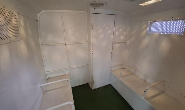 Interior de un vehículo de traslado de presos de la Guardia Civil
