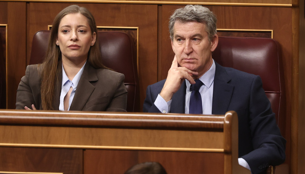 La portavoz del PP en el Congreso, Ester Muñoz, y el presidente del PP, Alberto Núñez Feijóo, durante una sesión de control al Gobierno, en el Congreso de los Diputados, a 18 de febrero de 2026, 