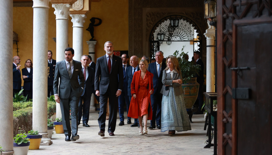 El Rey recorre el Palacio de Dueñas junto a Eugenia Martínez de lrujo, la menor de los hijos de Cayetana de Alba, para visitar la exposición dedicada al nacimiento de la Duquesa.