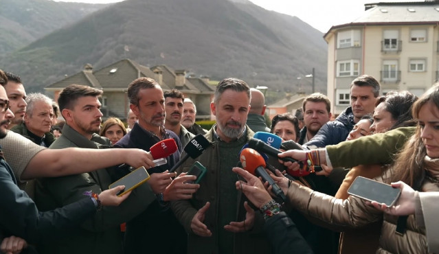 El presidente de Vox, Santiago Abascal, durante su visita a Villablino (León)