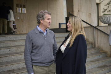 Archivo - La presidenta de la Junta de Extremadura, María Guardiola, y el presidente del Partido Popular, Alberto Núñez Feijóo, durante un mitin del PP, a 4 de diciembre de 2025, en Don Benito, Ba