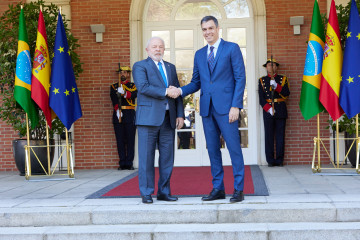 Archivo - El presidente del Gobierno, Pedro Sánchez (d), recibe al presidente de Brasil, Lula da Silva (i),  el 26 de abril de 2023, en Madrid (España).