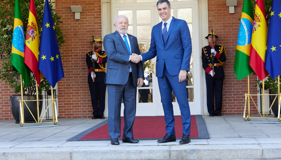 Archivo - El presidente del Gobierno, Pedro Sánchez (d), recibe al presidente de Brasil, Lula da Silva (i),  el 26 de abril de 2023, en Madrid (España).
