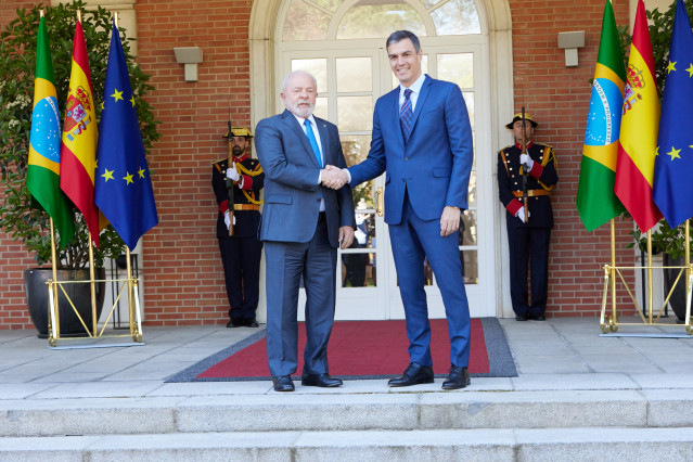 Archivo - El presidente del Gobierno, Pedro Sánchez (d), recibe al presidente de Brasil, Lula da Silva (i),  el 26 de abril de 2023, en Madrid (España).