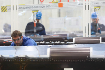 Archivo - Operarios trabajando en una fábrica