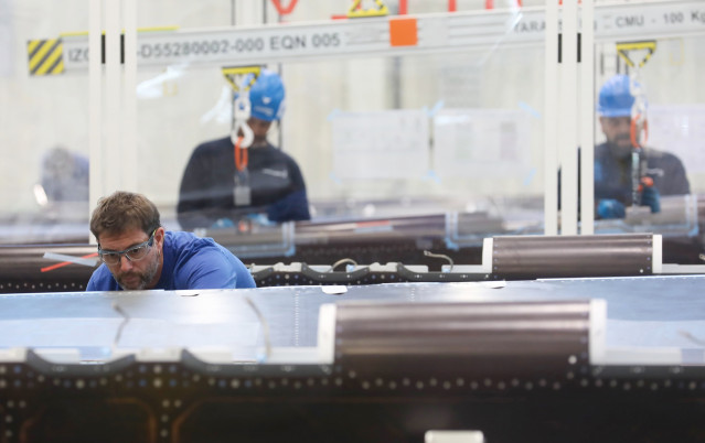 Archivo - Operarios trabajando en una fábrica