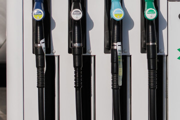 Archivo - Dispensadores de carburante en una gasolinera, a 11 de octubre de 2023, en Madrid (España). Tras más de tres meses seguidos con subidas en los precios de los carburantes, las gasolineras h