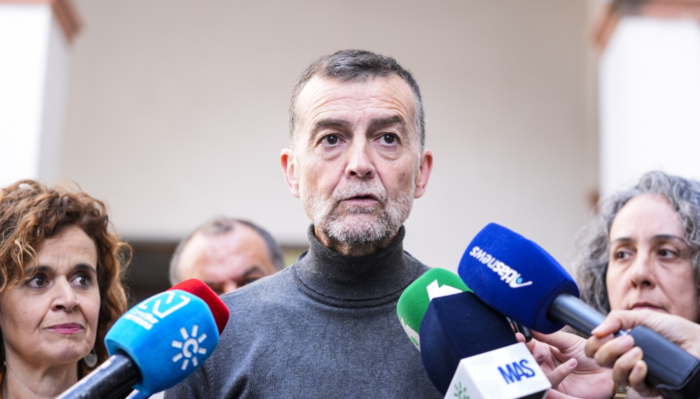 El coordinador federal de IU y candidato de Por Andalucía a la Presidencia de la Junta, Antonio Maíllo, durante reunión con representantes de la Red Andaluza de Lucha Contra la Pobreza y la Exclusi