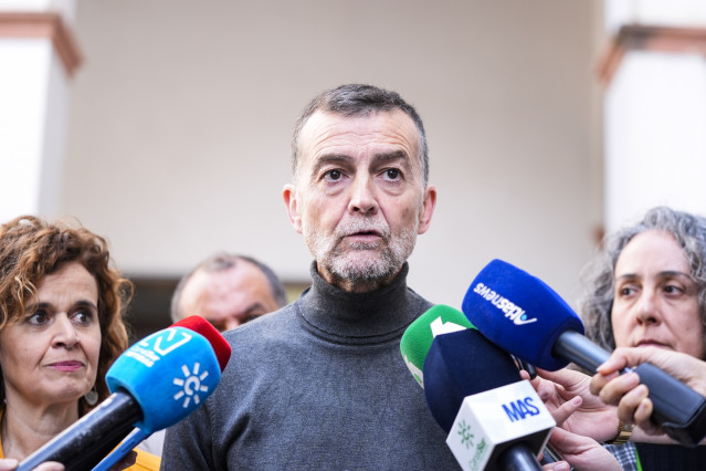 El coordinador federal de IU y candidato de Por Andalucía a la Presidencia de la Junta, Antonio Maíllo, durante reunión con representantes de la Red Andaluza de Lucha Contra la Pobreza y la Exclusión Social en el Parlamento de Andalucía, a 5 de marzo de 2